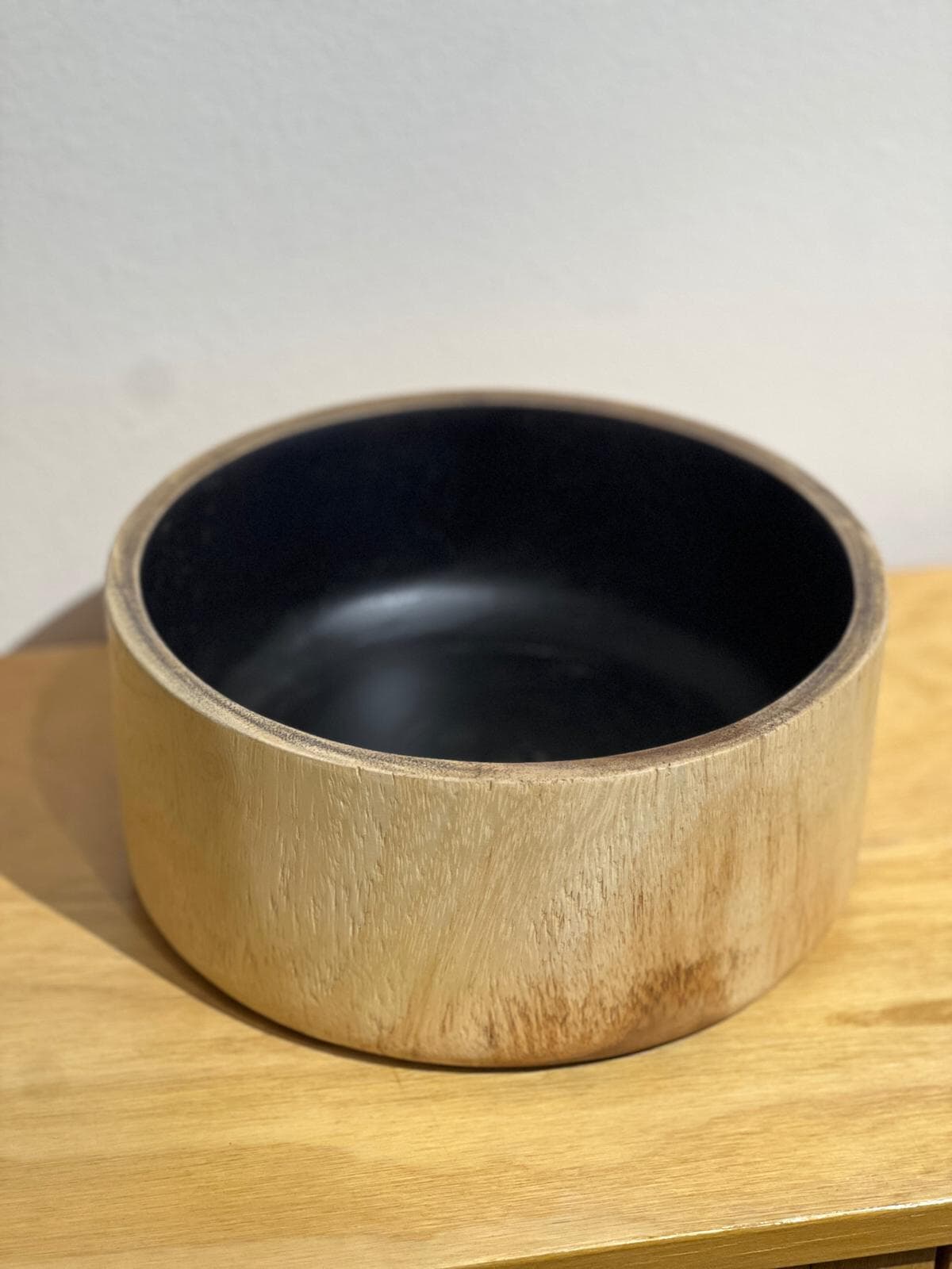 Cuenco de madera con negro