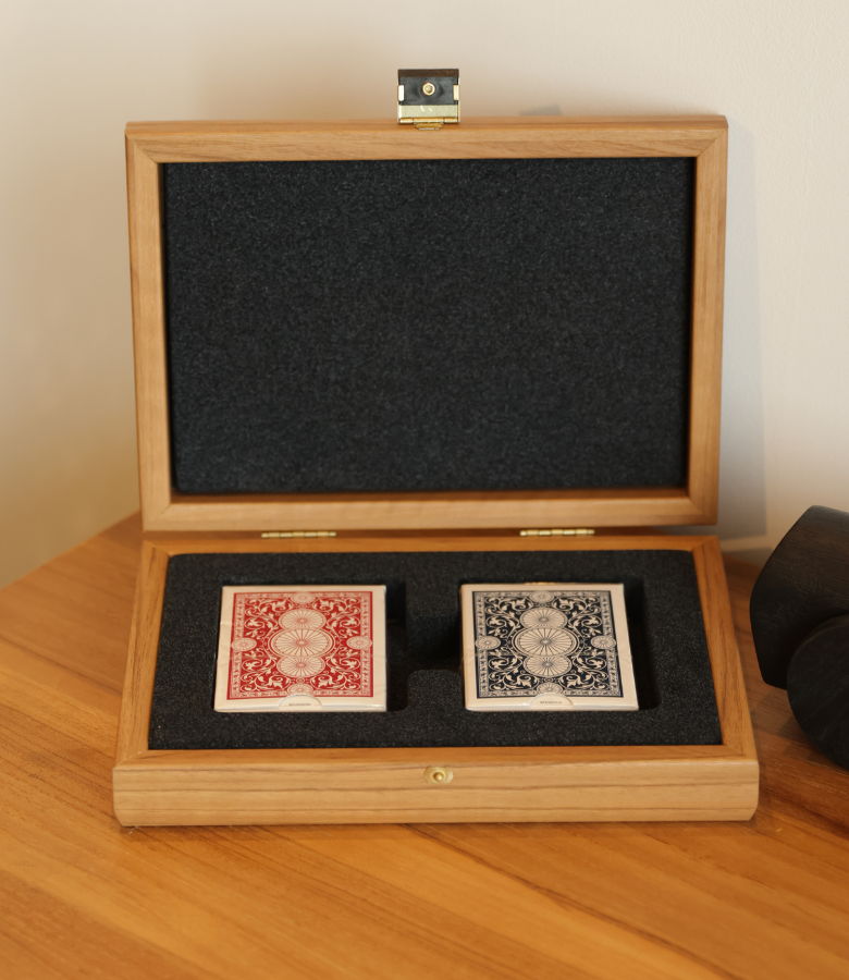 JUEGO CAJA CARTAS MANO MADERA