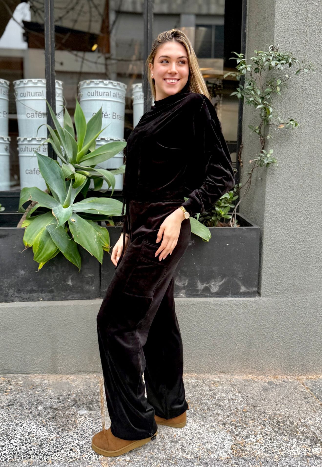 BUZO CROPPED PLUSH TRENA