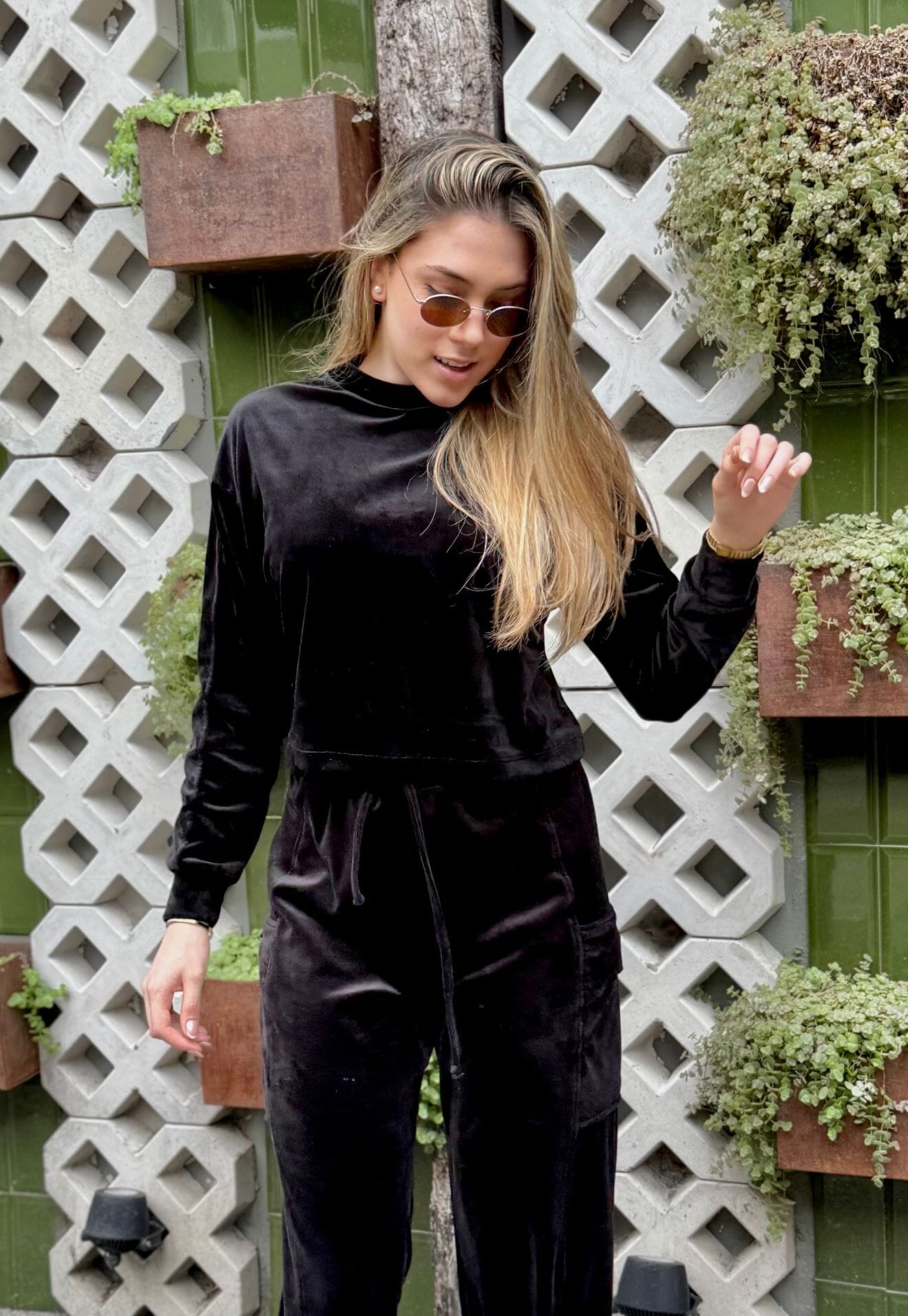 BUZO CROPPED PLUSH TRENA